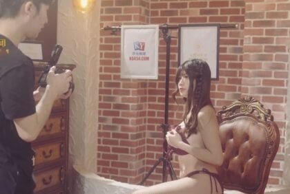 Anh chụp ảnh nhục dục của idol nữ xinh đẹp khi cô khỏa thân