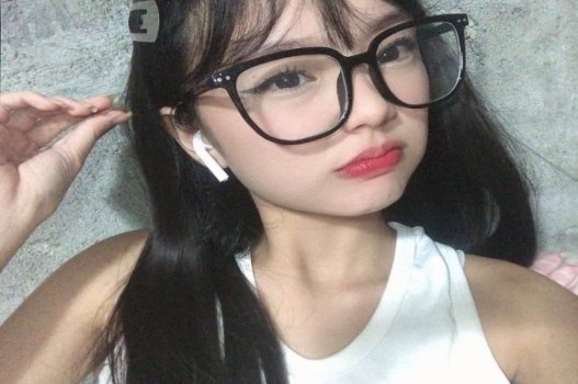 Em còn sơ cặp khi con bướm chưa mọc lông